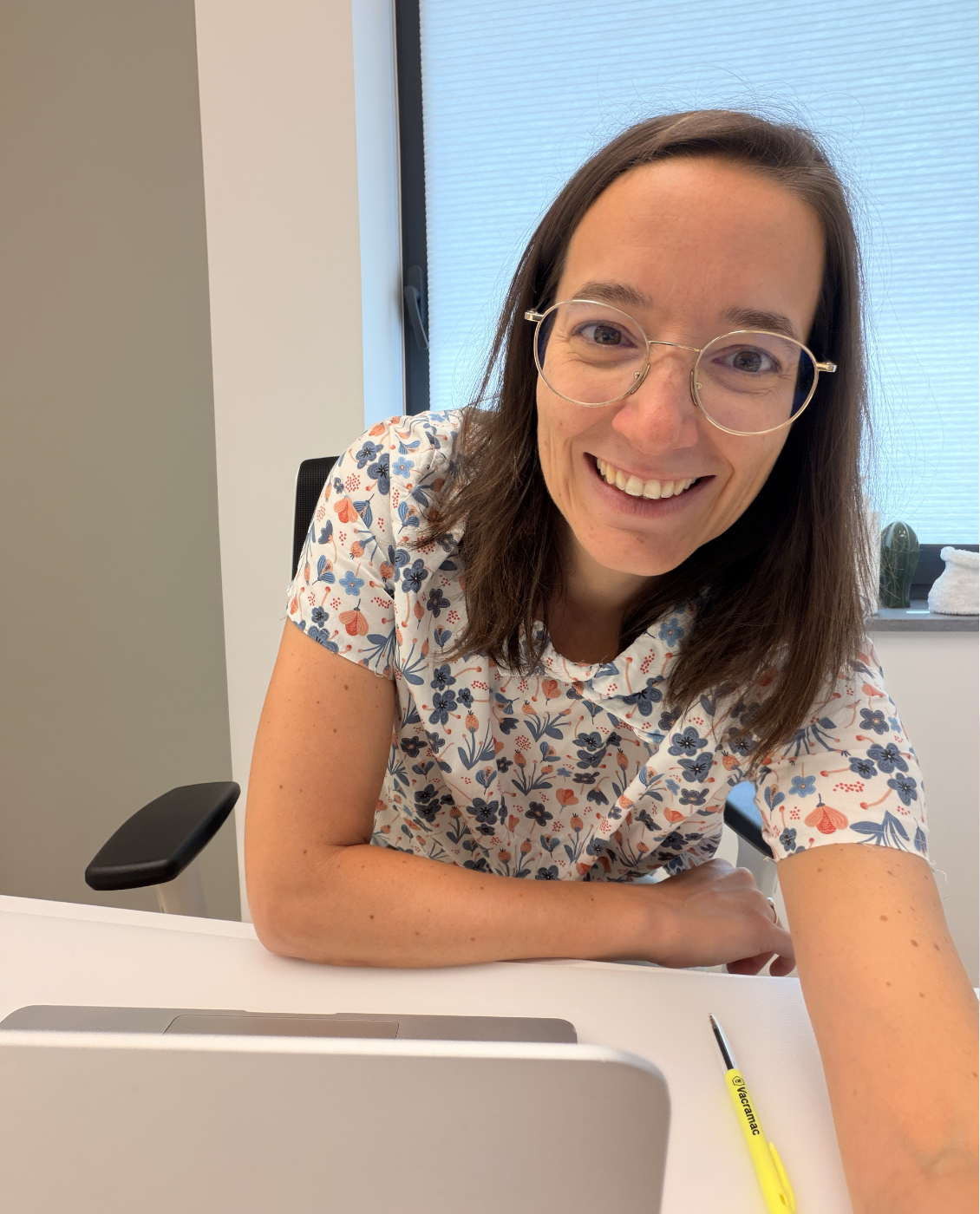 Deux femmes assises face à face autour d'une table en consultation